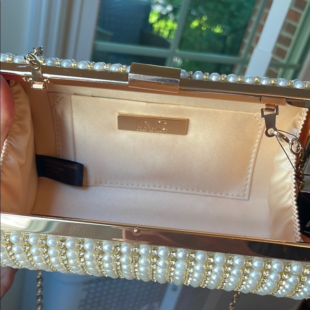 1072 Elegant Pearl and Gold Evening Clutch - Picture 8 of 10